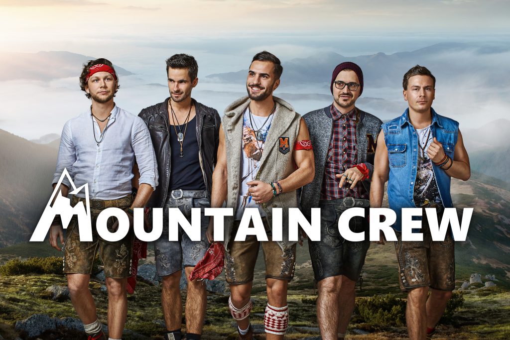 Die Band Mountain Crew steht für ein Gruppenbild zusammen